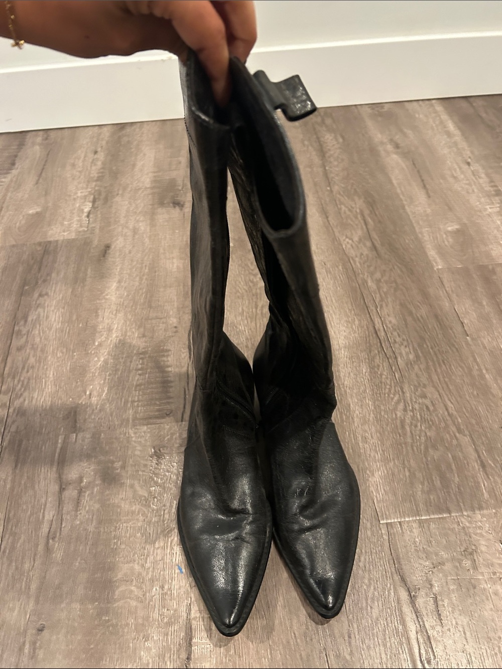 Sleek Women's Black Pointed Boots